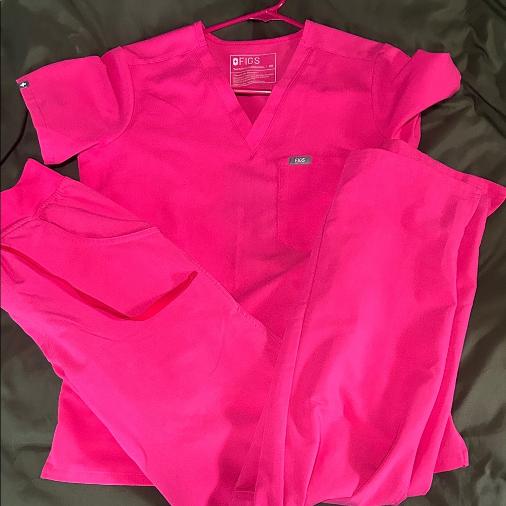 FIGS
XS Catrina top 
SMALL TALL  KADE 
SHOCKING PINK